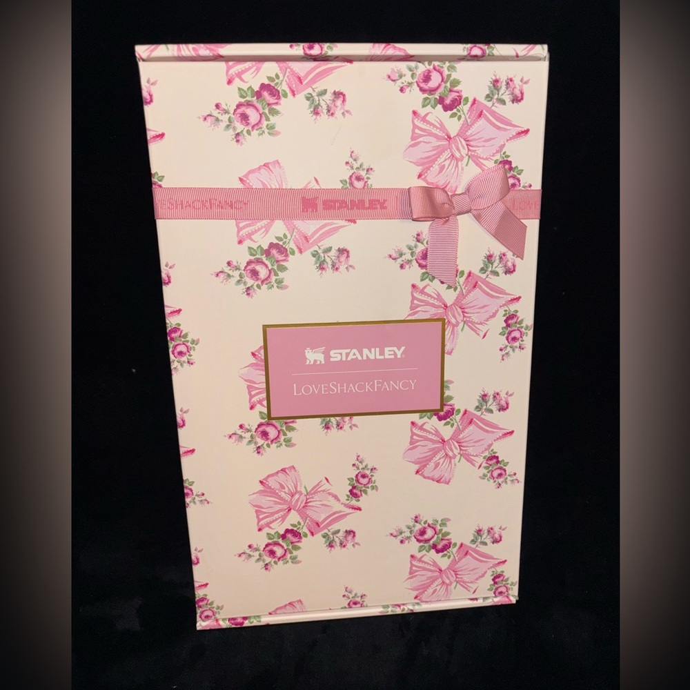 STANLEY X LOVESHACKFANCY HOLIDAY QUENCHER - 20oz in Rosa Beaux Pink -NEW in Box! - Picture 2 of 6